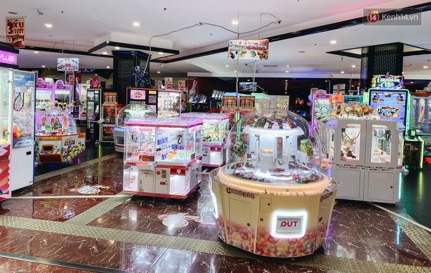 Chùm ảnh: Trung tâm Aeon Mall Bình Tân vắng tanh, đìu hiu chưa từng có giữa dịch Covid-19 - Ảnh 10. Chùm ảnh: Trung tâm Aeon Mall Bình Tân vắng tanh, đìu hiu chưa từng có giữa dịch Covid-19 - Ảnh 10.