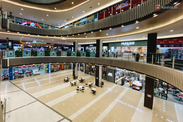 Chùm ảnh: Trung tâm Aeon Mall Bình Tân vắng tanh, đìu hiu chưa từng có giữa dịch Covid-19 - Ảnh 6. Chùm ảnh: Trung tâm Aeon Mall Bình Tân vắng tanh, đìu hiu chưa từng có giữa dịch Covid-19 - Ảnh 6.
