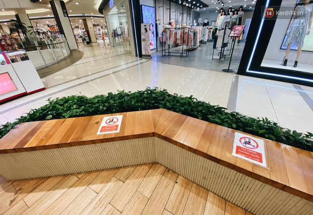 Chùm ảnh: Trung tâm Aeon Mall Bình Tân vắng tanh, đìu hiu chưa từng có giữa dịch Covid-19 - Ảnh 5. Chùm ảnh: Trung tâm Aeon Mall Bình Tân vắng tanh, đìu hiu chưa từng có giữa dịch Covid-19 - Ảnh 5.