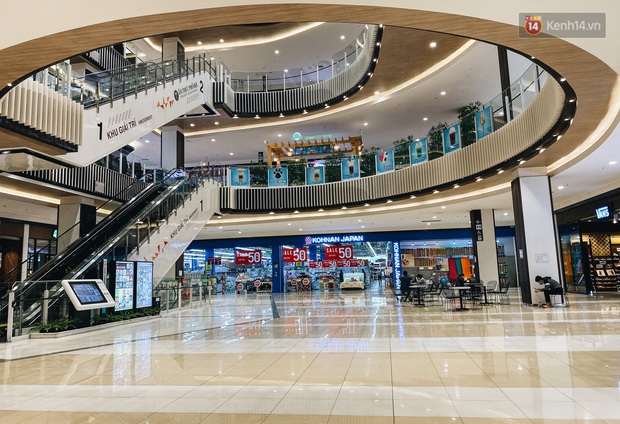 Chùm ảnh: Trung tâm Aeon Mall Bình Tân vắng tanh, đìu hiu chưa từng có giữa dịch Covid-19 - Ảnh 2. Chùm ảnh: Trung tâm Aeon Mall Bình Tân vắng tanh, đìu hiu chưa từng có giữa dịch Covid-19 - Ảnh 2.