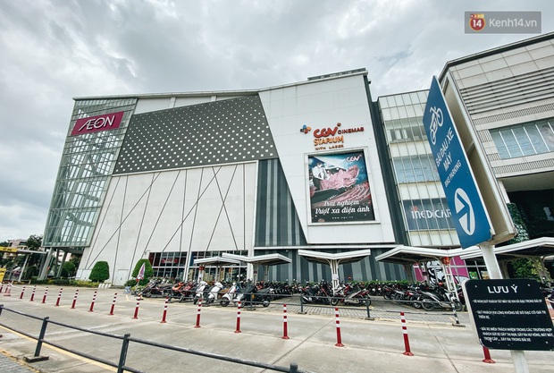 Chùm ảnh: Trung tâm Aeon Mall Bình Tân vắng tanh, đìu hiu chưa từng có giữa dịch Covid-19 - Ảnh 1. Chùm ảnh: Trung tâm Aeon Mall Bình Tân vắng tanh, đìu hiu chưa từng có giữa dịch Covid-19 - Ảnh 1.