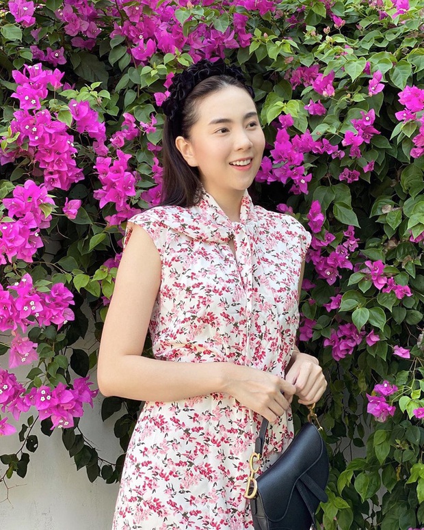 Chị em mau hóng ngay kiểu váy áo sát nách đang được Mai Ngọc mê tít, đã sang chảnh còn che được bắp tay to - Ảnh 1. Chị em mau hóng ngay kiểu váy áo sát nách đang được Mai Ngọc mê tít, đã sang chảnh còn che được bắp tay to - Ảnh 1.