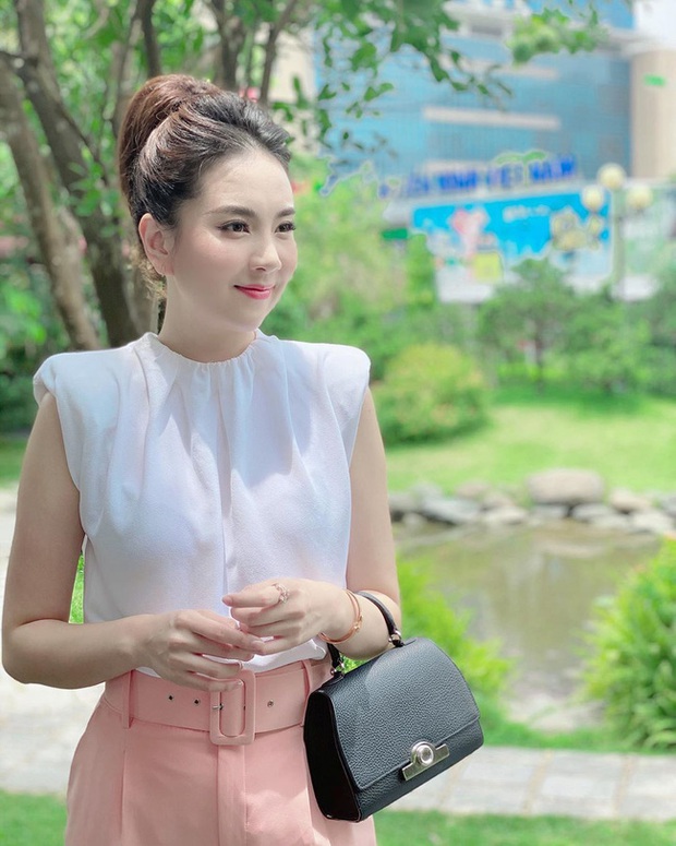 Chị em mau hóng ngay kiểu váy áo sát nách đang được Mai Ngọc mê tít, đã sang chảnh còn che được bắp tay to - Ảnh 2. Chị em mau hóng ngay kiểu váy áo sát nách đang được Mai Ngọc mê tít, đã sang chảnh còn che được bắp tay to - Ảnh 2.