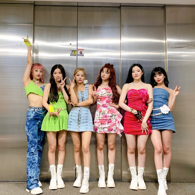 Netizen điên tiết vì (G)I-DLE bị stylist cho diện váy quá ngắn, giơ nhẹ chân là lộ hết quần bảo hộ - Ảnh 1. Netizen điên tiết vì (G)I-DLE bị stylist cho diện váy quá ngắn, giơ nhẹ chân là lộ hết quần bảo hộ - Ảnh 1.