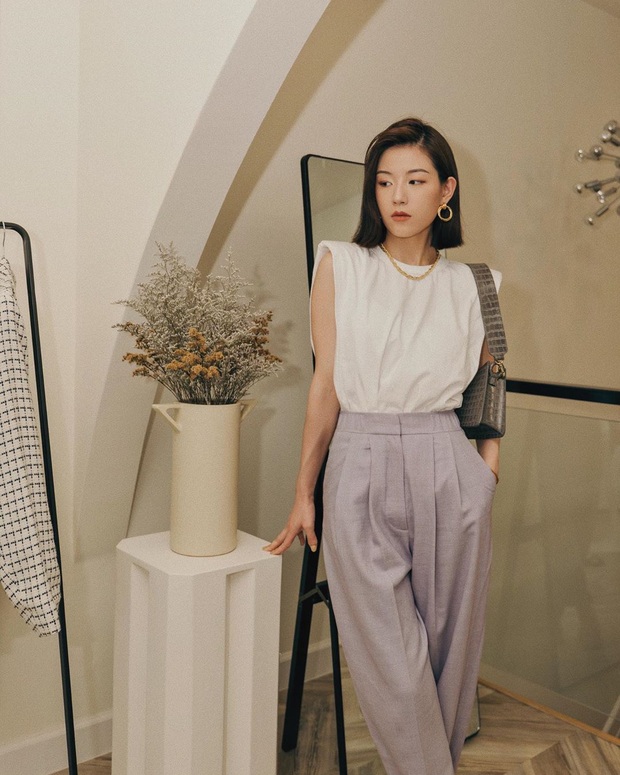 Chị em mau hóng ngay kiểu váy áo sát nách đang được Mai Ngọc mê tít, đã sang chảnh còn che được bắp tay to - Ảnh 4. Chị em mau hóng ngay kiểu váy áo sát nách đang được Mai Ngọc mê tít, đã sang chảnh còn che được bắp tay to - Ảnh 4.
