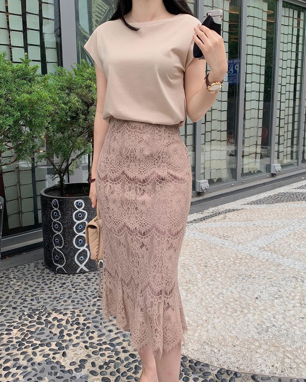 Chị em mau hóng ngay kiểu váy áo sát nách đang được Mai Ngọc mê tít, đã sang chảnh còn che được bắp tay to - Ảnh 7. Chị em mau hóng ngay kiểu váy áo sát nách đang được Mai Ngọc mê tít, đã sang chảnh còn che được bắp tay to - Ảnh 7.