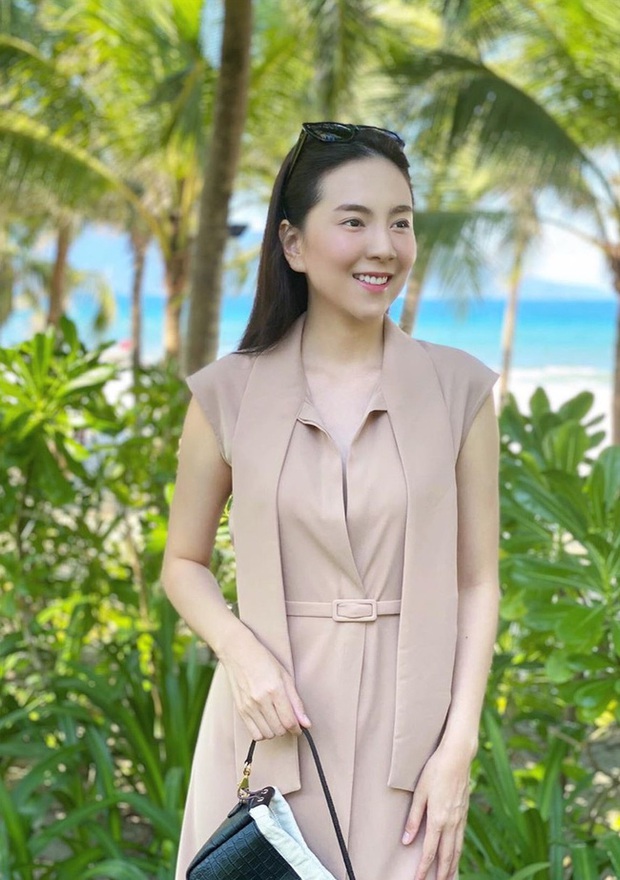 Chị em mau hóng ngay kiểu váy áo sát nách đang được Mai Ngọc mê tít, đã sang chảnh còn che được bắp tay to - Ảnh 10. Chị em mau hóng ngay kiểu váy áo sát nách đang được Mai Ngọc mê tít, đã sang chảnh còn che được bắp tay to - Ảnh 10.