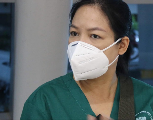 Chuyện chưa kể về những tấm khiên ngăn Covid-19 ở tâm dịch Đà Nẵng: Mỗi ngày con xé một tờ lịch chờ mẹ về - Ảnh 2. Chuyện chưa kể về những tấm khiên ngăn Covid-19 ở tâm dịch Đà Nẵng: Mỗi ngày con xé một tờ lịch chờ mẹ về - Ảnh 2.