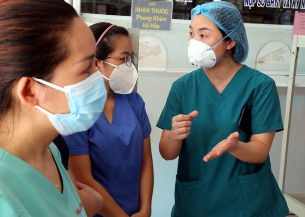 Chuyện chưa kể về những tấm khiên ngăn Covid-19 ở tâm dịch Đà Nẵng: Mỗi ngày con xé một tờ lịch chờ mẹ về - Ảnh 1. Chuyện chưa kể về những tấm khiên ngăn Covid-19 ở tâm dịch Đà Nẵng: Mỗi ngày con xé một tờ lịch chờ mẹ về - Ảnh 1.