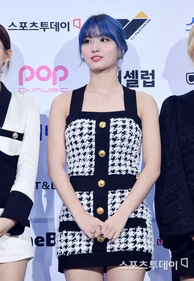 Stylist của TWICE lại vừa có pha lên đồ đi vào lòng đất, tiện thể khuyến mại cho Momo vài level dìm dáng - Ảnh 4. Stylist của TWICE lại vừa có pha lên đồ đi vào lòng đất, tiện thể khuyến mại cho Momo vài level dìm dáng - Ảnh 4.