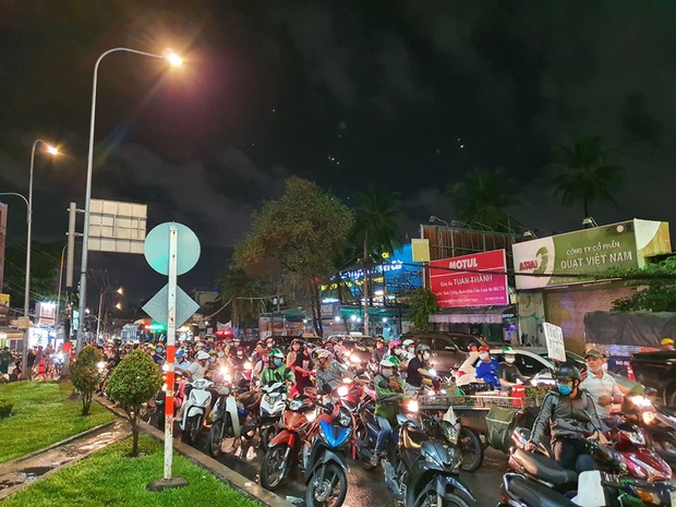 Ảnh: Hiện trường vụ xe Camry cuốn hàng loạt xe máy, khiến nhiều người bị thương ở Sài Gòn - Ảnh 8.