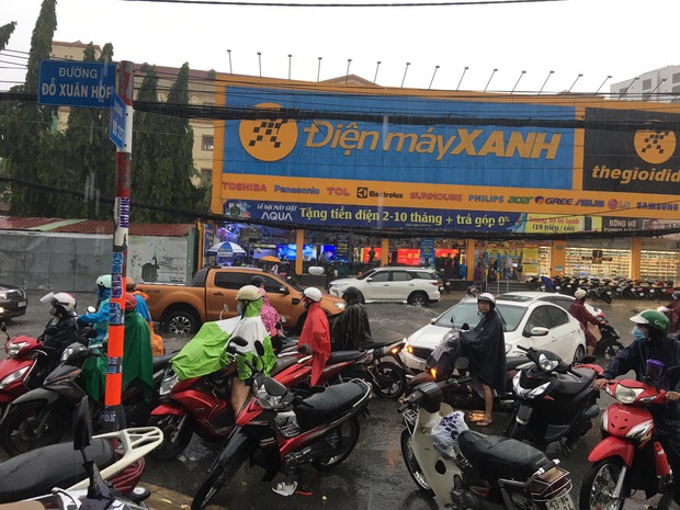 Nhiều tuyến đường ở Sài Gòn lại thành sông sau mưa lớn, các cửa hàng phải đóng cửa vì nước tràn vào nhà - Ảnh 6.