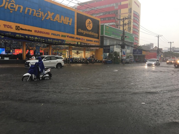 Nhiều tuyến đường ở Sài Gòn lại thành sông sau mưa lớn, các cửa hàng phải đóng cửa vì nước tràn vào nhà - Ảnh 5.