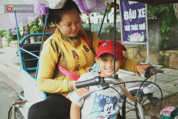 Bố bỏ nhà theo vợ nhỏ, bé trai 9 tuổi đi bán vé số khắp Sài Gòn kiếm tiền chữa bệnh cho người mẹ tật nguyền - Ảnh 8.