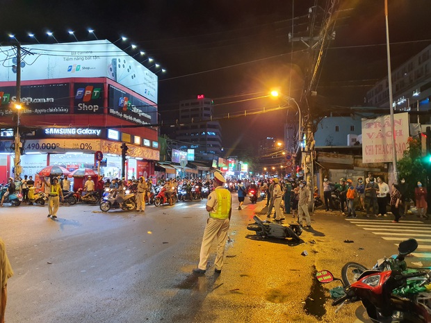 Nữ tài xế 23 tuổi lái Camry tông một loạt xe máy ở Sài Gòn khai do đạp nhầm chân ga - Ảnh 1.