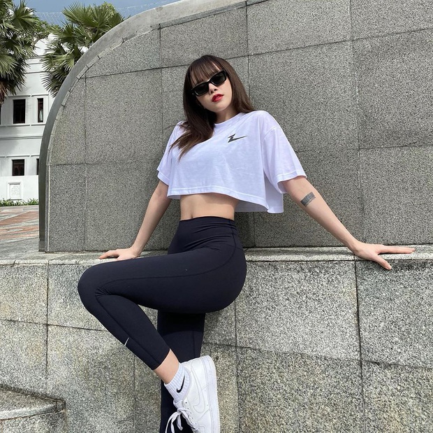 Diện một bộ đầm nhưng lên truyền hình lại béo hơn ảnh tự chụp: Thiều Bảo Trâm đính chính do góc máy, còn dân tình chỉ mải ngắm body và chiêu giữ dáng của cô - Ảnh 14. Diện một bộ đầm nhưng lên truyền hình lại béo hơn ảnh tự chụp: Thiều Bảo Trâm đính chính do góc máy, còn dân tình chỉ mải ngắm body và chiêu giữ dáng của cô - Ảnh 14.