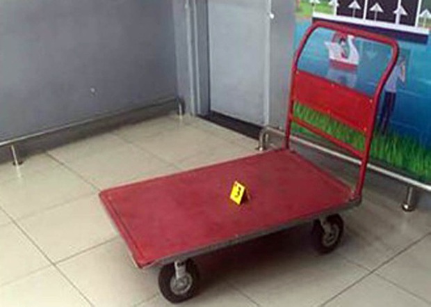 Hi hữu xe đẩy hàng của siêu thị tông chết người - Ảnh 1.