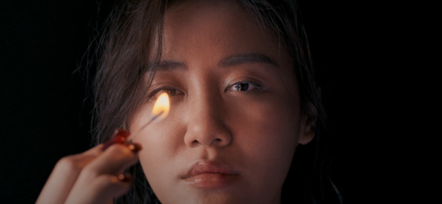 Văn Mai Hương ẩn ý kể chuyện tình yêu giấu kín gia đình trong MV Đốt, hết châm lửa đốt phòng rồi lại tự nhấn chìm mình dưới nước - Ảnh 6.