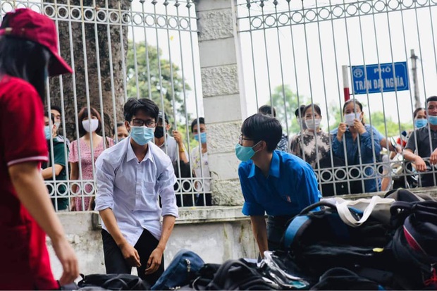 Nam sinh hốt hoảng vì quên máy tính trước giờ thi và hành động cứu nguy ấm lòng của phụ huynh được dân mạng thả tim rần rần - Ảnh 1.