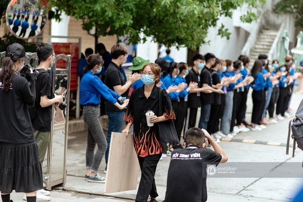 Gần một nghìn thí sinh chen chúc nhau, lỉnh kỉnh bảng vẽ, màu nước đi thi vào Đại học Kiến trúc - Ảnh 7.