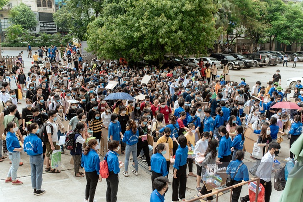 Gần một nghìn thí sinh chen chúc nhau, lỉnh kỉnh bảng vẽ, màu nước đi thi vào Đại học Kiến trúc - Ảnh 9.