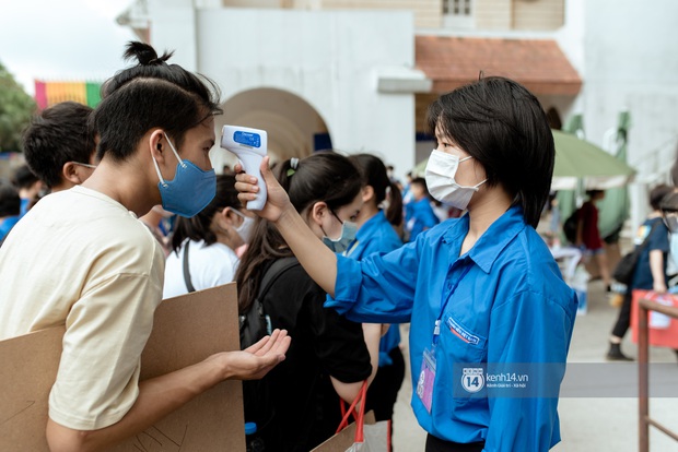 Gần một nghìn thí sinh chen chúc nhau, lỉnh kỉnh bảng vẽ, màu nước đi thi vào Đại học Kiến trúc - Ảnh 4.