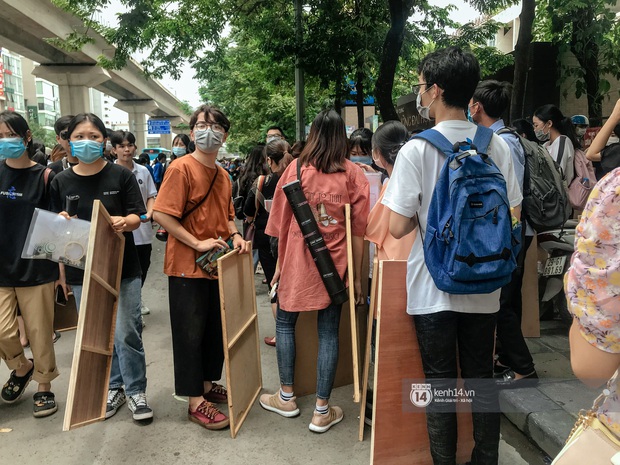 Gần một nghìn thí sinh chen chúc nhau, lỉnh kỉnh bảng vẽ, màu nước đi thi vào Đại học Kiến trúc - Ảnh 3.