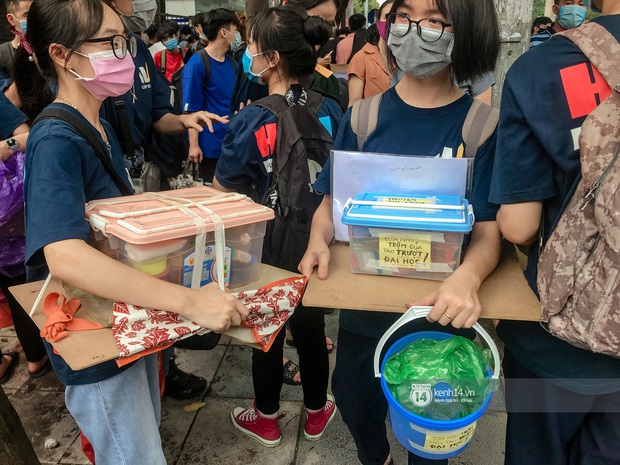 Gần một nghìn thí sinh chen chúc nhau, lỉnh kỉnh bảng vẽ, màu nước đi thi vào Đại học Kiến trúc - Ảnh 2.