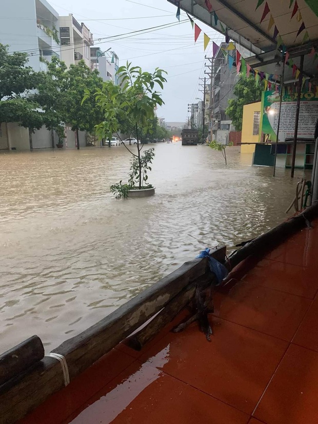 Ảnh: Mưa lớn suốt đêm, nhiều tuyến phố và khu dân cư ở Quảng Ninh chìm trong biển nước - Ảnh 1.