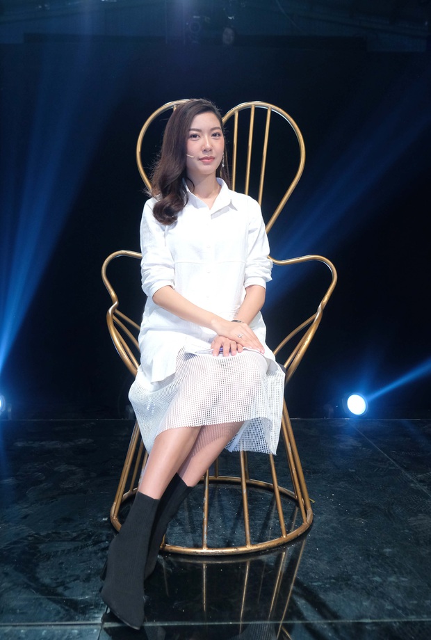 Bà bầu Thúy Vân được chồng chăm từng miếng ăn trong hậu trường show - Ảnh 1.