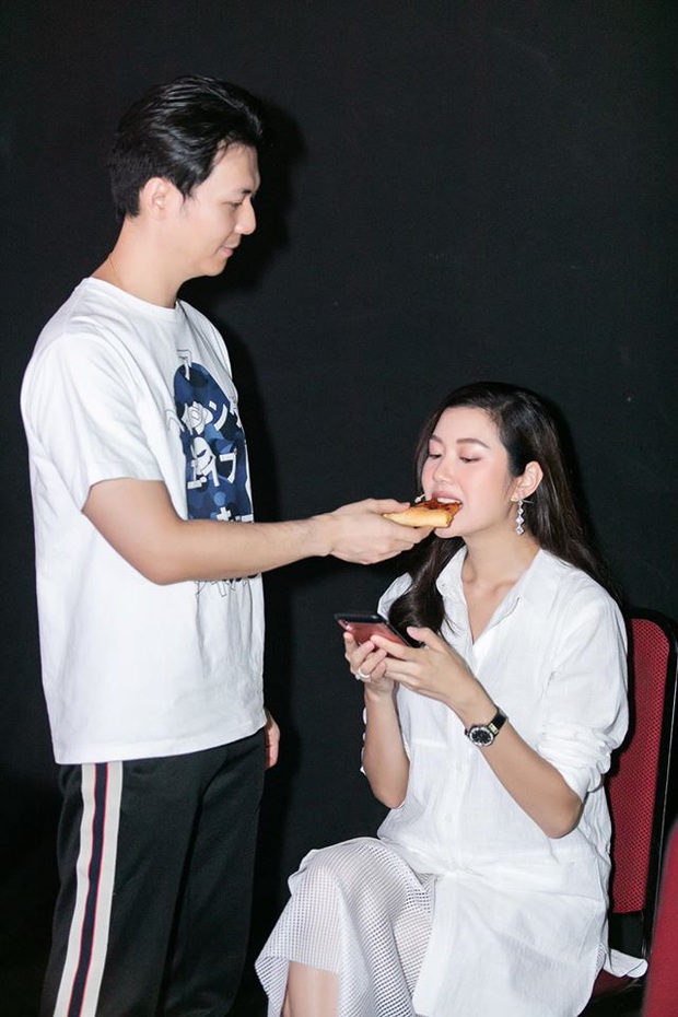 Bà bầu Thúy Vân được chồng chăm từng miếng ăn trong hậu trường show - Ảnh 4.