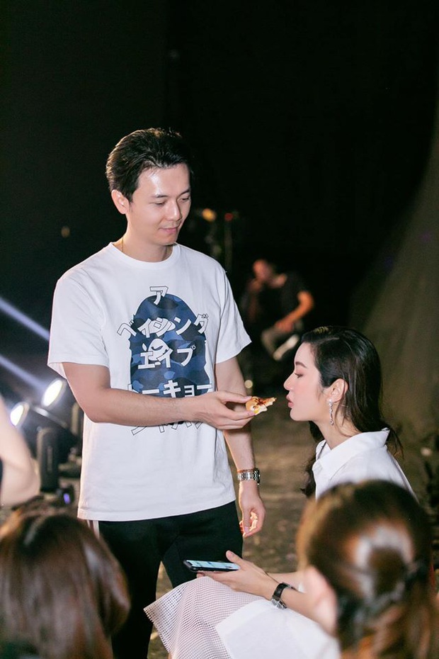 Bà bầu Thúy Vân được chồng chăm từng miếng ăn trong hậu trường show - Ảnh 5.