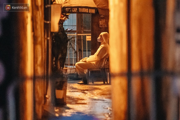 Hà Nội: Cận cảnh ngõ 147 Trương Định bị phong tỏa vì có ca dương tính SARS-CoV-2  - Ảnh 3.