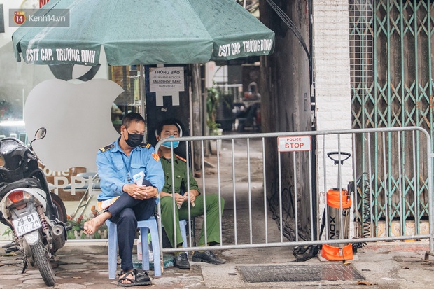 Hà Nội: Cận cảnh ngõ 147 Trương Định bị phong tỏa vì có ca dương tính SARS-CoV-2  - Ảnh 4.