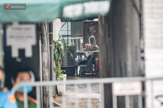Hà Nội: Cận cảnh ngõ 147 Trương Định bị phong tỏa vì có ca dương tính SARS-CoV-2  - Ảnh 5.