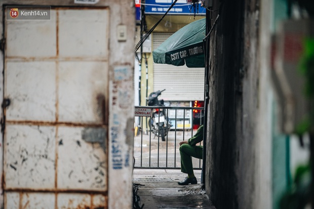 Hà Nội: Cận cảnh ngõ 147 Trương Định bị phong tỏa vì có ca dương tính SARS-CoV-2  - Ảnh 8.