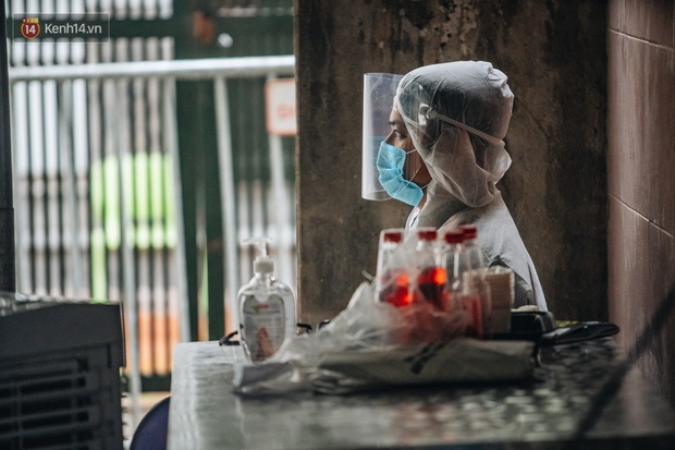 Hà Nội: Cận cảnh ngõ 147 Trương Định bị phong tỏa vì có ca dương tính SARS-CoV-2  - Ảnh 6.