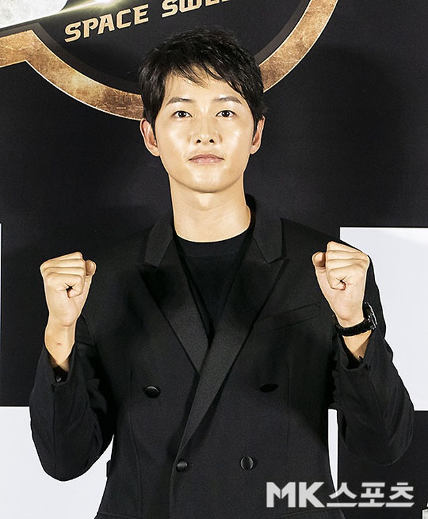 Sự kiện bùng nổ sáng nay: Song Joong Ki lần đầu lộ diện tại Hàn sau tin đồn hẹn hò, visual nức nở bên “bản sao Song Hye Kyo” - Ảnh 4.