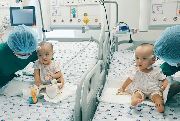 ẢNH: Trúc Nhi đã tháo bột, tay bắt mặt mừng khi gặp lại em Diệu Nhi sau một tháng xa cách - Ảnh 1.