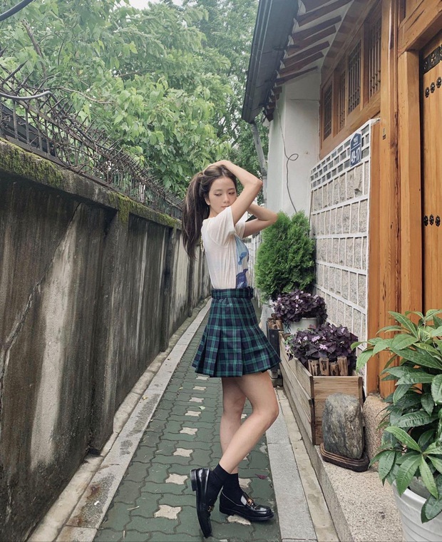Jisoo lên đồ trẻ trung như nữ sinh, nhưng quay sang Joy mới ngỡ ngàng vì sang chảnh như tiểu thư quý tộc - Ảnh 5. Jisoo lên đồ trẻ trung như nữ sinh, nhưng quay sang Joy mới ngỡ ngàng vì sang chảnh như tiểu thư quý tộc - Ảnh 5.