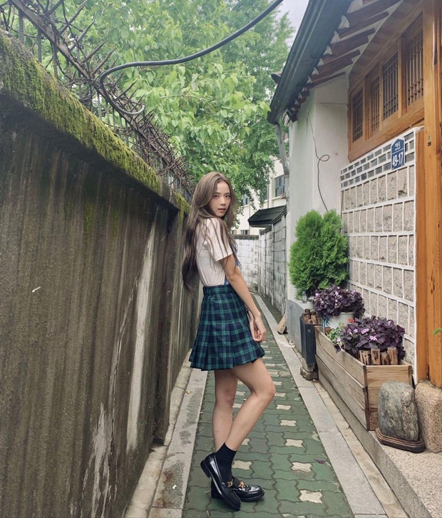 Jisoo lên đồ trẻ trung như nữ sinh, nhưng quay sang Joy mới ngỡ ngàng vì sang chảnh như tiểu thư quý tộc - Ảnh 4. Jisoo lên đồ trẻ trung như nữ sinh, nhưng quay sang Joy mới ngỡ ngàng vì sang chảnh như tiểu thư quý tộc - Ảnh 4.