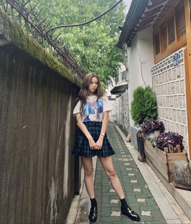 Jisoo lên đồ trẻ trung như nữ sinh, nhưng quay sang Joy mới ngỡ ngàng vì sang chảnh như tiểu thư quý tộc - Ảnh 3. Jisoo lên đồ trẻ trung như nữ sinh, nhưng quay sang Joy mới ngỡ ngàng vì sang chảnh như tiểu thư quý tộc - Ảnh 3.