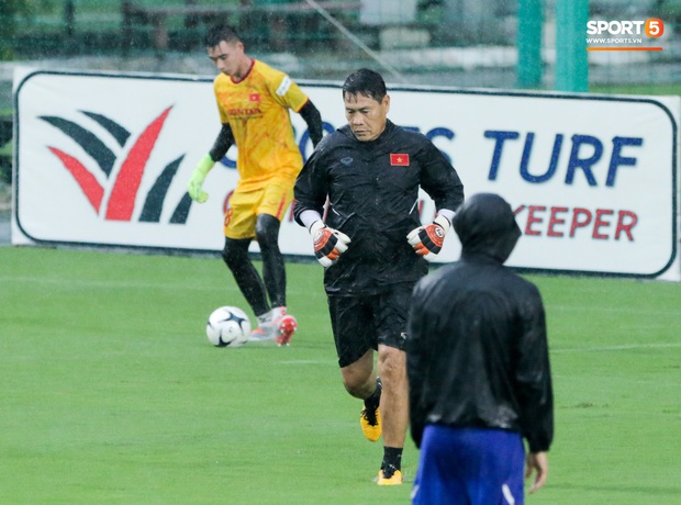 HLV U22 Việt Nam túm áo, đá chân cầu thủ tập sai trong ngày mưa tầm tã - Ảnh 9.