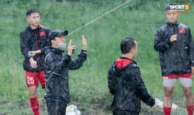 HLV U22 Việt Nam túm áo, đá chân cầu thủ tập sai trong ngày mưa tầm tã - Ảnh 3.