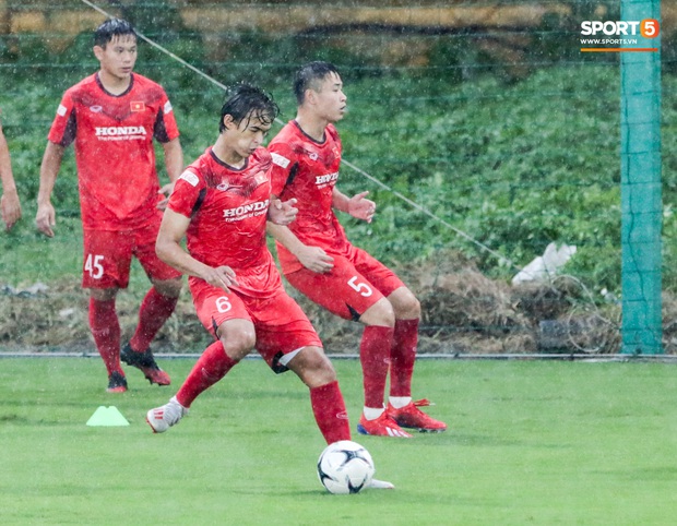HLV U22 Việt Nam túm áo, đá chân cầu thủ tập sai trong ngày mưa tầm tã - Ảnh 7.