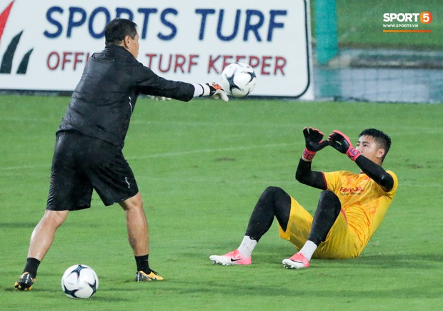 HLV U22 Việt Nam túm áo, đá chân cầu thủ tập sai trong ngày mưa tầm tã - Ảnh 11.
