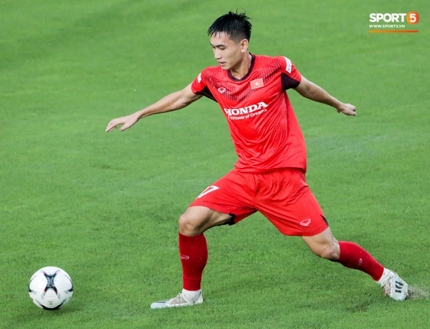 HLV U22 Việt Nam túm áo, đá chân cầu thủ tập sai trong ngày mưa tầm tã - Ảnh 8.