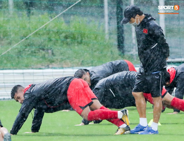 HLV U22 Việt Nam túm áo, đá chân cầu thủ tập sai trong ngày mưa tầm tã - Ảnh 5.