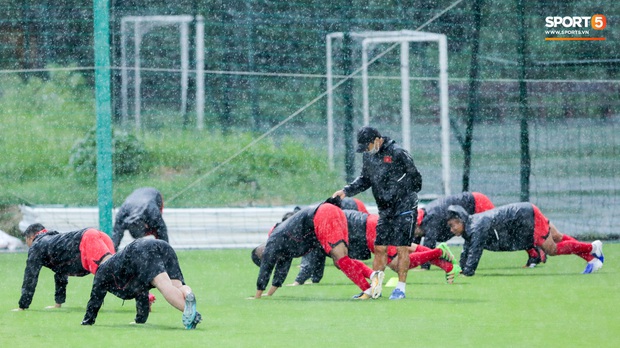 HLV U22 Việt Nam túm áo, đá chân cầu thủ tập sai trong ngày mưa tầm tã - Ảnh 4.