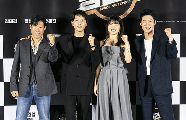 Sự kiện bùng nổ sáng nay: Song Joong Ki lần đầu lộ diện tại Hàn sau tin đồn hẹn hò, visual nức nở bên “bản sao Song Hye Kyo” - Ảnh 9.